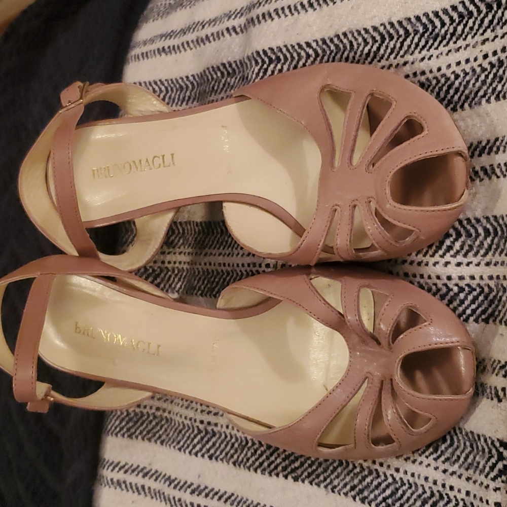 Size 40.5 Tan kitten heart heel Bruno Magli shoe